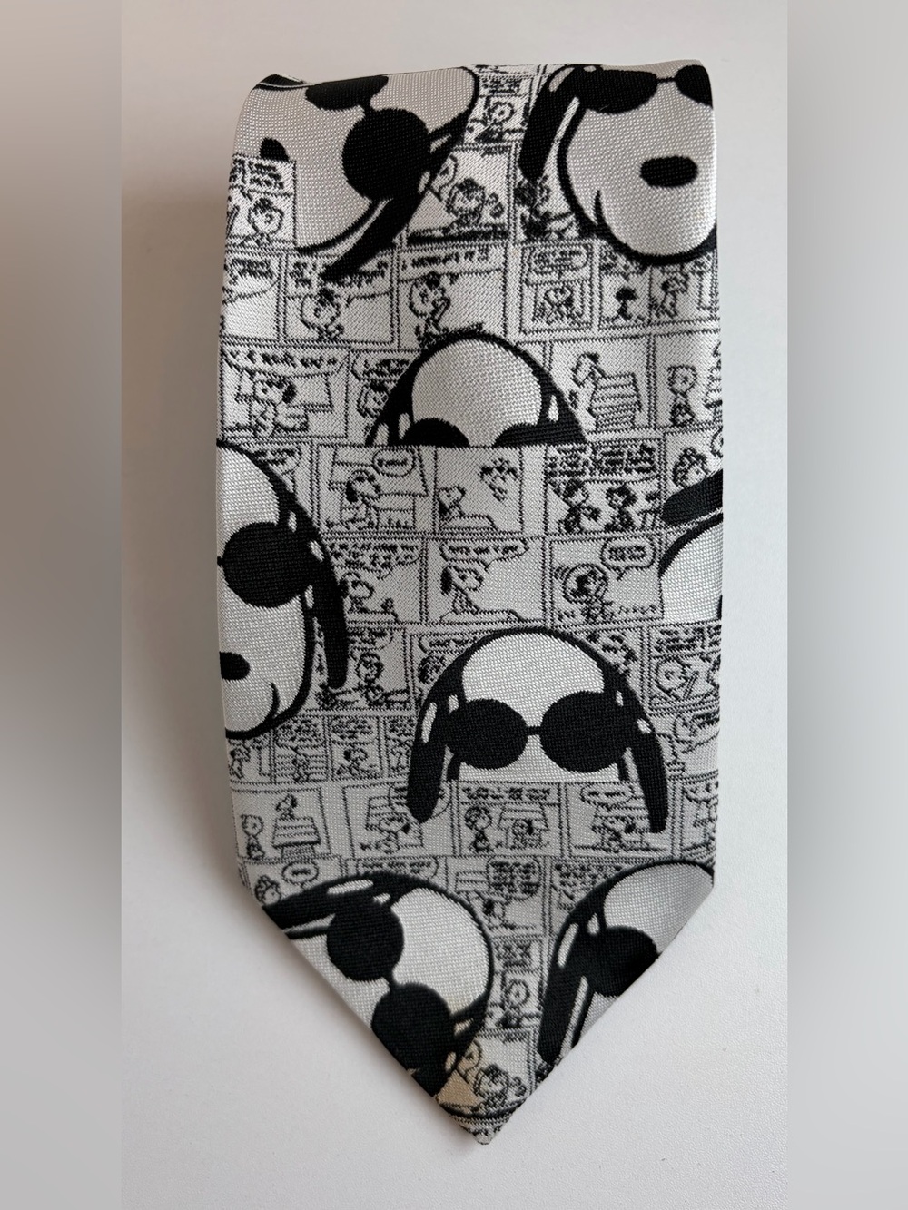 Cervantes Men's Peanuts Snoopy “Joe cool” Necktie - Polyester and Silk - 1991